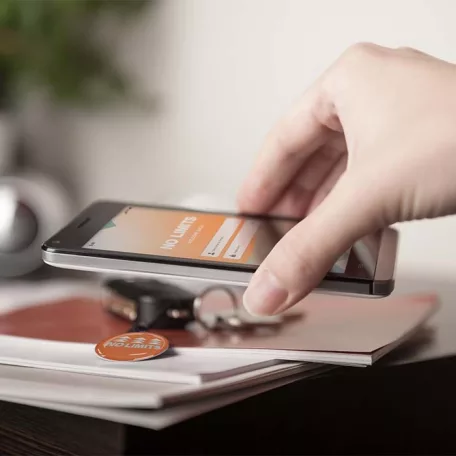 Kerek, előre programozott NFC kulcstartó műgyantával