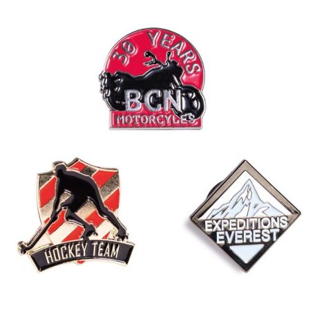 Egyedi formájú vas jelvény, lágy festett zománcozott logó kialakítással