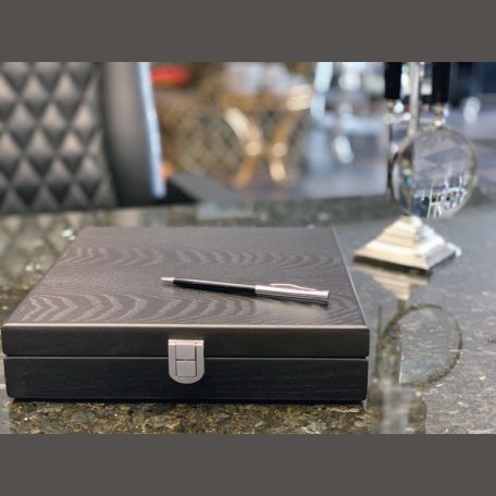 Vékony fém golyóstoll