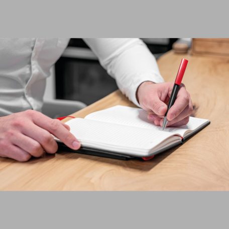 A5 jegyzetfüzet színes kiegészítőkkel és golyóstol