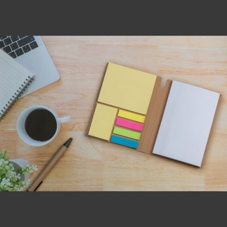 Jegyzettömb tollal és öntapadós jelölőcímkékkel 