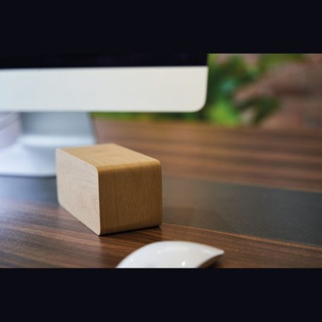 Vezeték nélküli töltő asztali órával