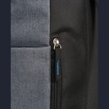 Hátizsák színes kiegészítőkkel