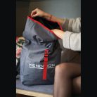 Hátizsák színes kiegészítőkkel