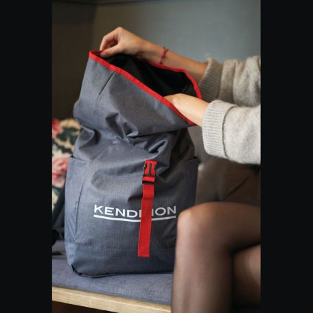 Hátizsák színes kiegészítőkkel