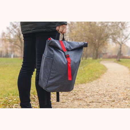 Hátizsák színes kiegészítőkkel