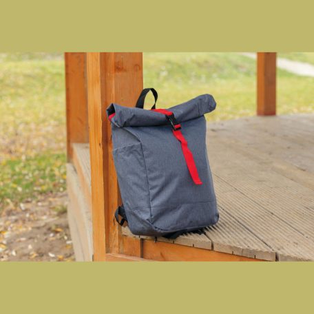 Hátizsák színes kiegészítőkkel