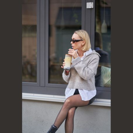 Üveg pohár szívószállal és bambusz fedéllel