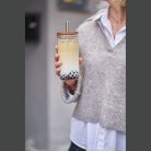 Üveg pohár szívószállal és bambusz fedéllel