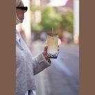 Üveg pohár szívószállal és bambusz fedéllel