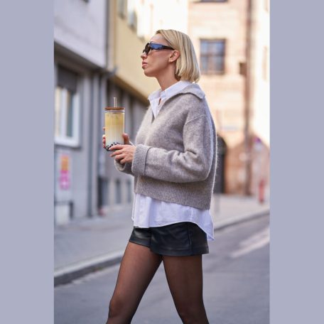 Üveg pohár szívószállal és bambusz fedéllel