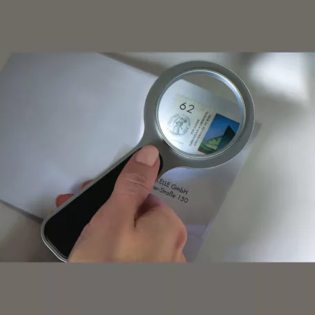 Műanyag nagyító LED lámpával